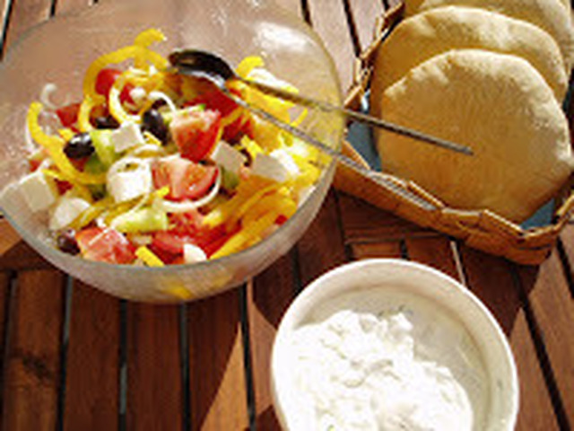 Grekisk sallad, tzatsiki och pizzabröd