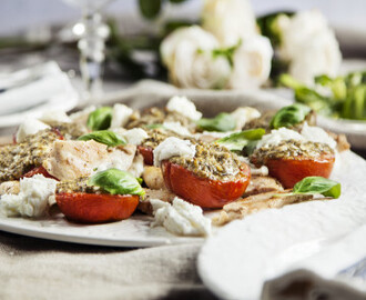 Stekt kyckling på pestogratinerade tomater och mozzarella