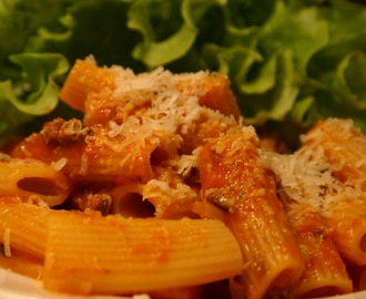 Pasta med sardeller, kapris, oliver och rostadpaprika