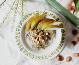 Vegan Green Porridge with Cashew Milk, Pear and Honey Ripple