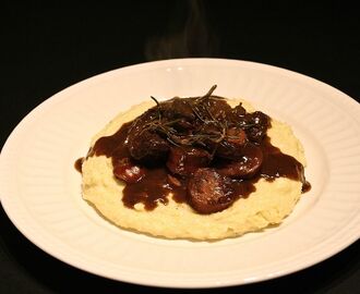 Älggryta med rött vin, soltorkade tomater & chorizo + en krämig polenta med mascarponeost