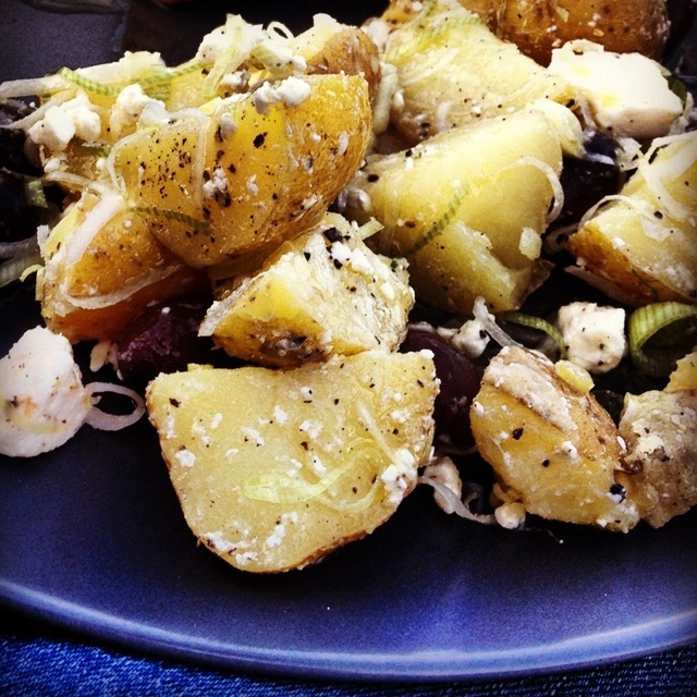 Potatissallad med fetaost och oliver