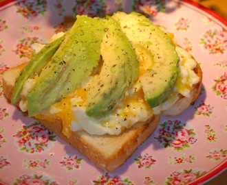 Rostat bröd med äggsmör och avokado