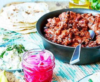 Bönchili med guacamole, picklad lök och hemgjorda tortillabröd