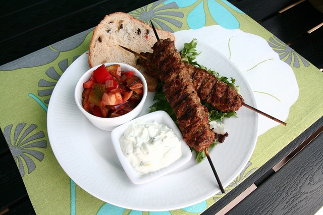 Farish kebab med ratatouille och tsatsiki