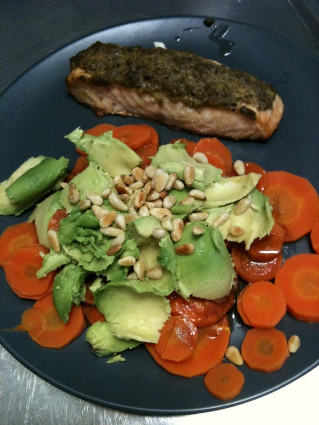 Ugnsbakad pestolax med varm morot och avocadosallad