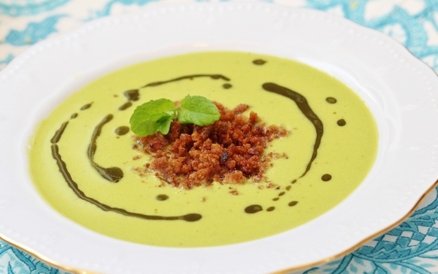 Grön ärtsoppa med myntaolja och kavringströssel - godaste soppan på länge!