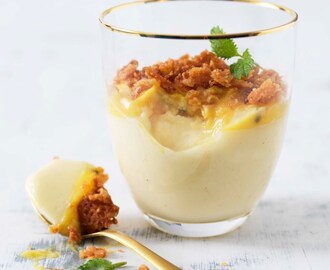 Vit choklad pannacotta med passionsfrukt & kokosflarn