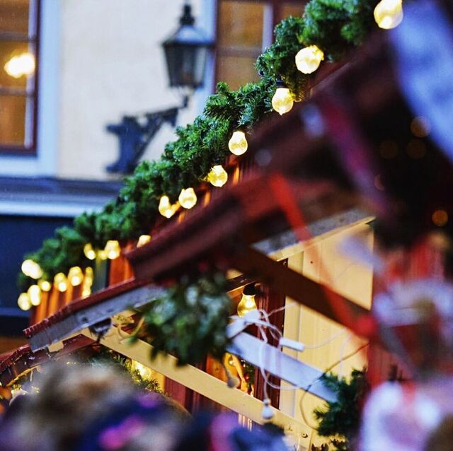 Bland karameller, hantverk och chokladhjul på julmarknad i Gamla Stan.