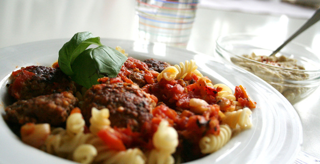 Köfte i tomatsås med pasta