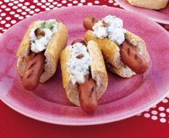 Hot Dogs i baguette med gurksallad