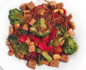 Nudelwok med tofu (veganskt)