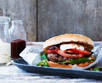 Högrevsburgare med bluecheesedressing och grillade padrones