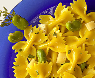 Farfalle med bönor och rökt fläsk