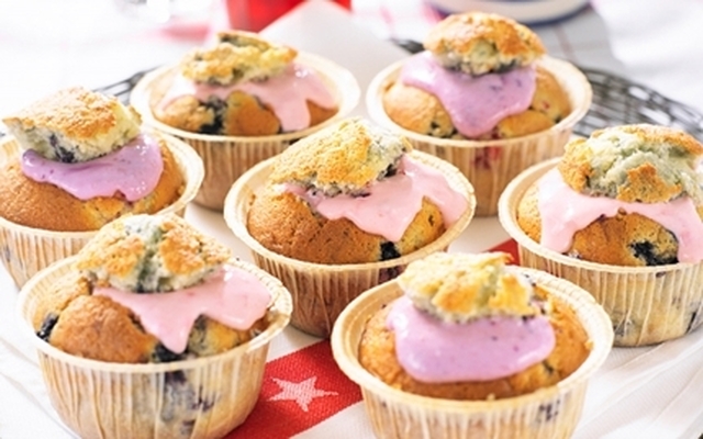 Cupcakes med hallon och blåbär