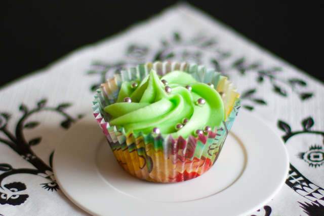 Gröna vaniljfrostade cupcakes med vitchoklad