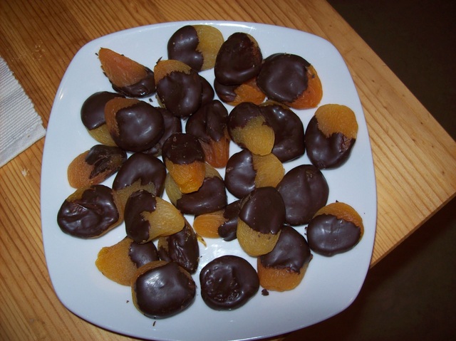 Torkade aprikoser doppade i choklad