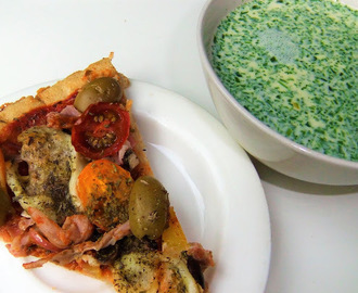 Kryddgrön buljongsoppa och pizza slice med parmaskinka