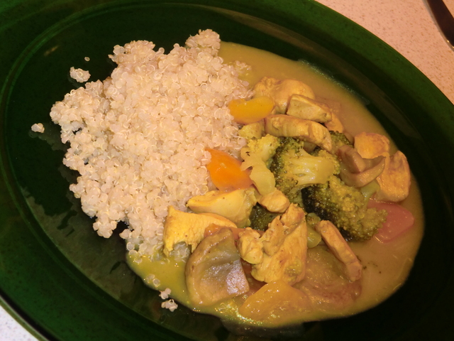 Kryddig kycklinggryta med kokosmjölk, champinjoner, broccoli och paprika