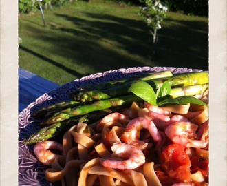 TAGLIATELLE MED RÄKOR, TOMAT OCH VITLÖK