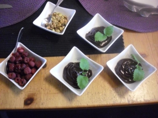 Chokladkräm med hallon och maräng