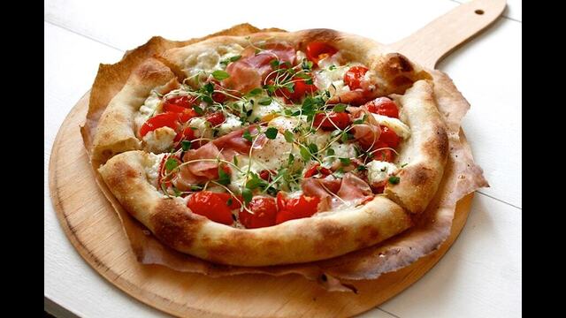 Recept: Klassisk pizza med prosciutto och rucola