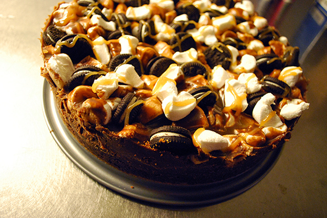 Chokladtårta med oreokakor och marshmallows.