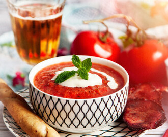 Gazpacho med baconchips och grissini