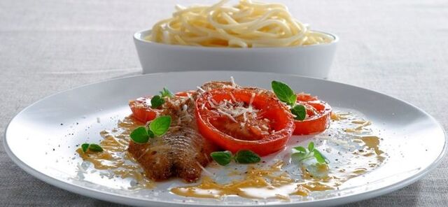 Nem og lækker opskrift på torsk med stegte røde tomater. Klik her og søg blandt mere end 1000 lækre opskrifter. | Torsk, Opskrifter, Torsk opskrifter