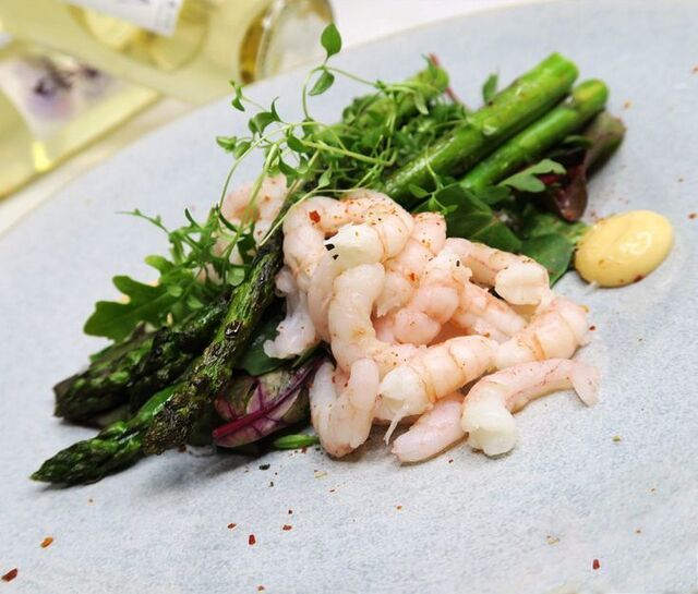 Grillede asparges med rejer og chilimayo - nem sommermad | Barego&#x27;mad | Opskrift | Asparges, Rejer, Mad ideer