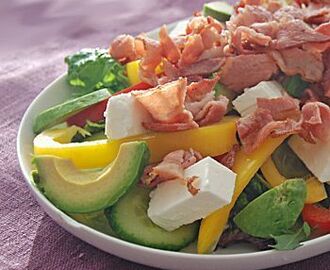 Fetaostsallad med bacon