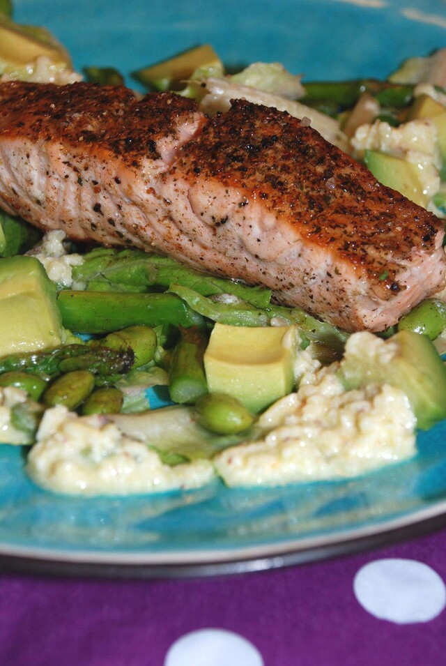 Stekt lax på sallad med västerbottensdressing