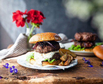 Saftiga hamburgare med blue cheese-dressing, stekt rödlök och bacon.