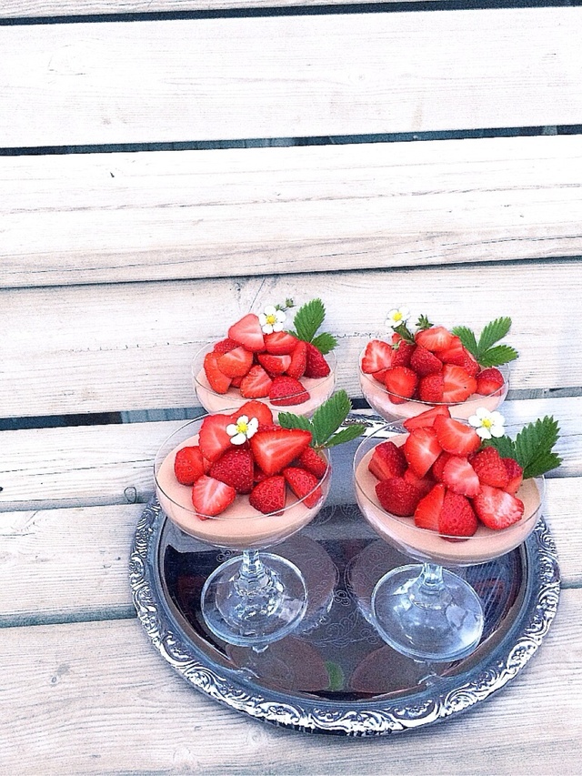 Värdens bästa chokladmousse serverad med söta jordgubbar.