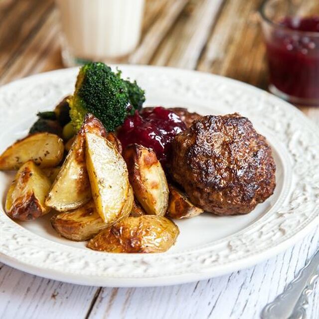 Klassiska pannbiffar med klyftpotatis och broccoli