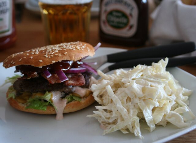 Hamburgare och coleslaw