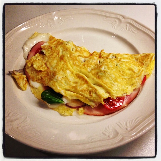 Omelett med tomat, mozzarella, skinka & basilika 9 propoints