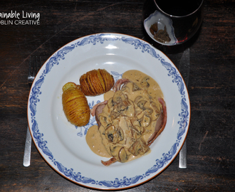 Baconlindad vildsvinsstek med hasselbackspotatis och skogssvampsås