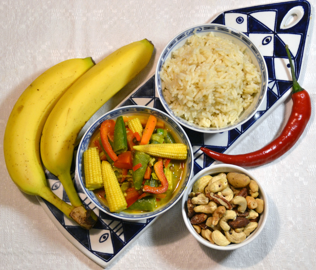 Grönsakscurry med linser, nötter & banan
