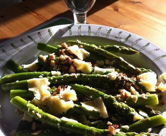 Grön sparris med skirat smör, hackade mandlar och grevéost