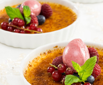 Crème brulee med vanilj och hallon