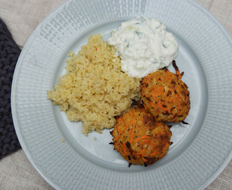 Mumsiga halloumi- och rotfruktsbiffar med bulgur och tzatziki!