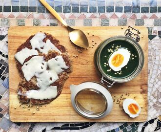 Spenatsoppa med glutenfria stekpannebröd