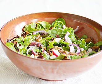 Auberginesallad med rädisor, rödlök och bönor