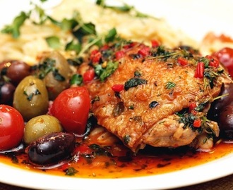 Galet goda, örtspäckade och bräserade kycklinglår med tomat och bacon, toppade med citronmarinerade oliver