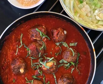 Mozzarellafyllda köttbullar i tomatsås