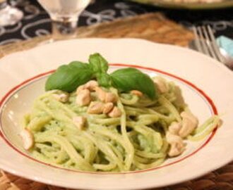 Krämig avokado-, basilika- och chèvrepasta med rostade cashewnötter.