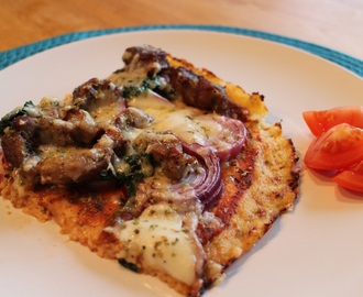 LCHF-pizza med mozzarella och strimlad karrékotlett