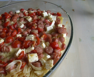 Pastagratäng med korv, körsbärstomater och fetaost