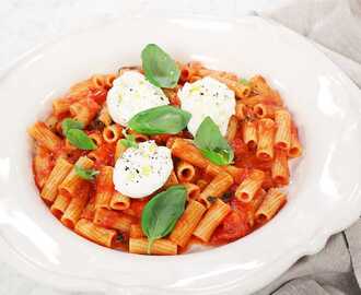 Pasta med tomatsås och burrata